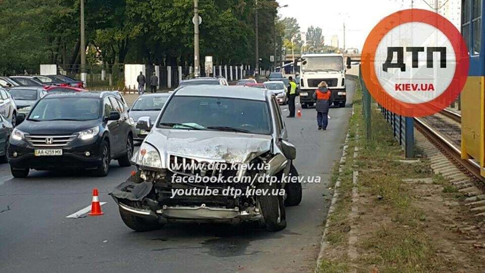 У Києві некерований джип зніс 35 метрів огорожі: фотофакт