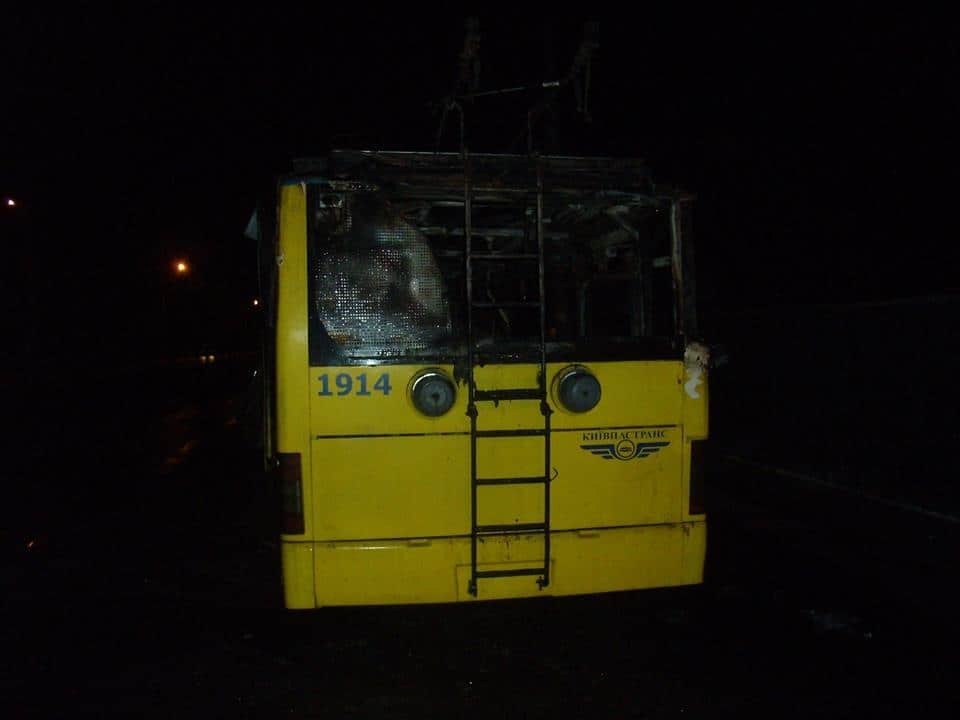 В Киеве посреди проспекта сгорел троллейбус