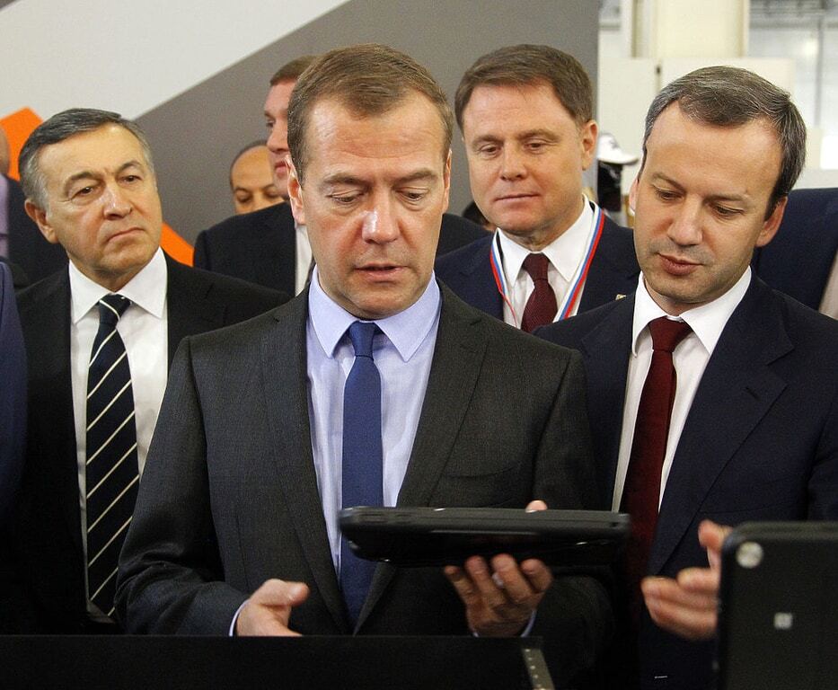 Мешок яблок и бинокль: Медведевь "прибарахлился" на выставке "Импортозамещение". Фоторепортаж
