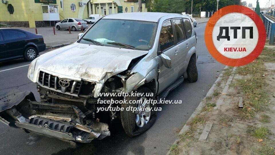 В Киеве неуправляемый джип снес 35 метров ограждения: фотофакт