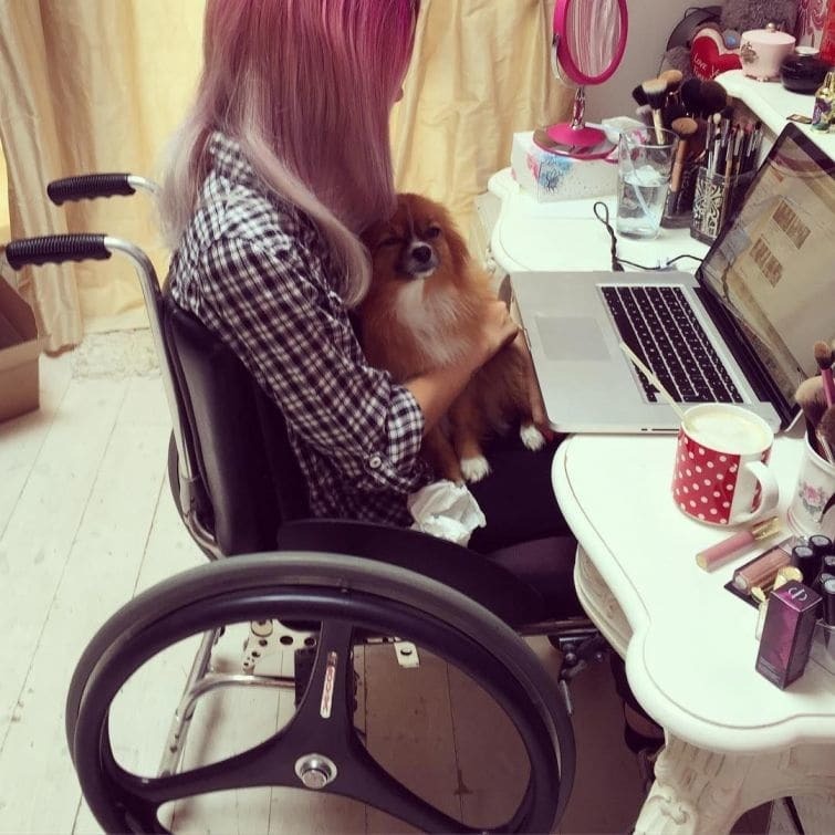 Проникновенное видео бьюти-блогера с параличом, которая дала отпор троллям