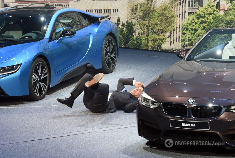 Франкфуртский автосалон: гендиректор BMW потерял сознание на презентации. Опубликованы фото