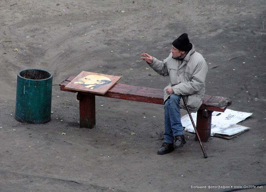 Киевский фотограф 5 лет снимал лавочку под окном: 25 неожиданных фото из жизни двора