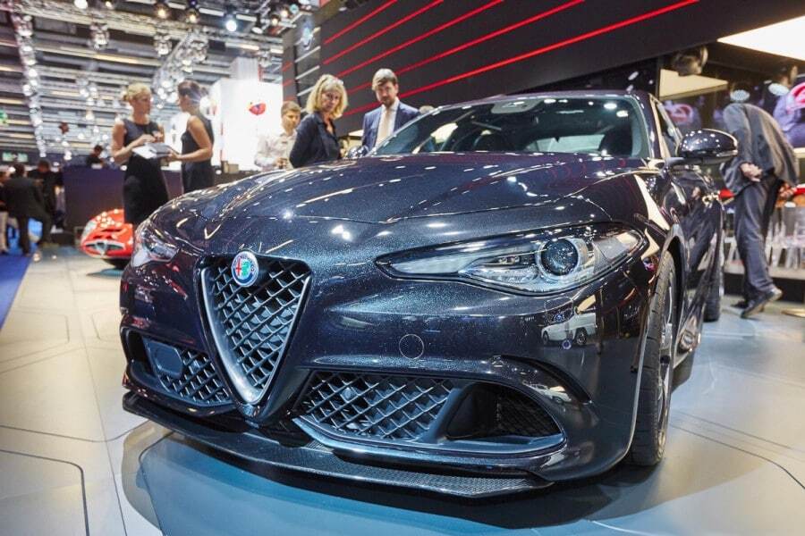 Франкфуртский автосалон: Alfa Romeo представил реактивную Giulia. Фото красотки