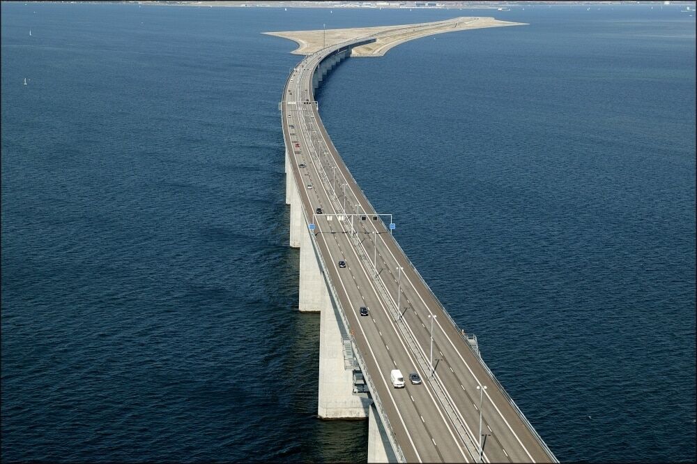 Фото дивного мосту в Європі, який "пірнає" під воду