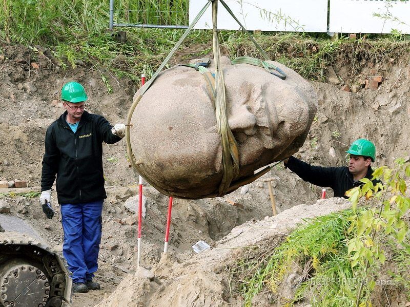 Под Берлином откопали гигантскую голову Ленина