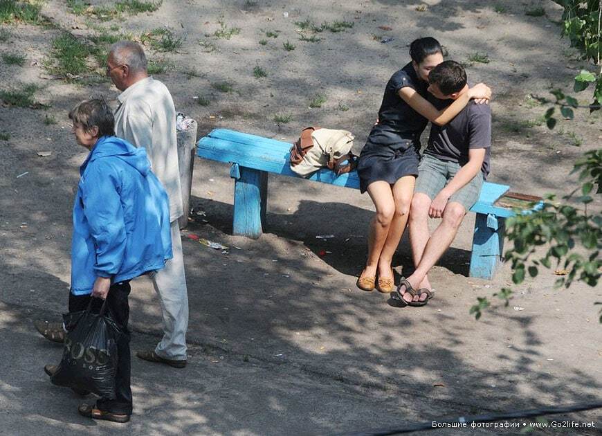 Киевский фотограф 5 лет снимал лавочку под окном: 25 неожиданных фото из жизни двора