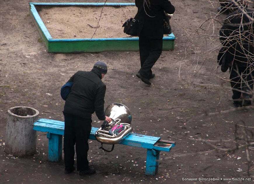 Киевский фотограф 5 лет снимал лавочку под окном: 25 неожиданных фото из жизни двора