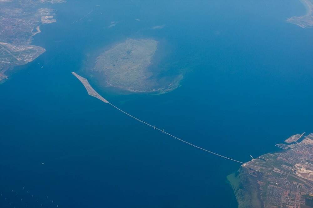 Фото дивного мосту в Європі, який "пірнає" під воду