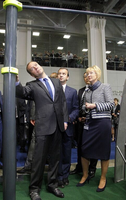 Медведев "прибарахлился" на выставке "Импортозамещение"