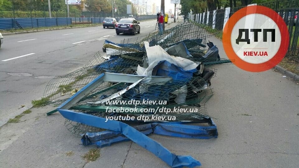 В Киеве неуправляемый джип снес 35 метров ограждения: фотофакт