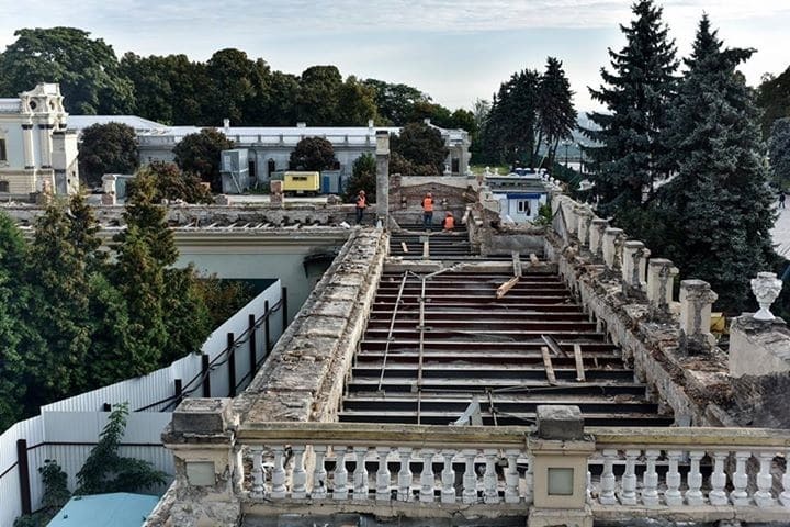 В соцсетях возмутились ремонтом Мариинского дворца во время войны: фотофакт