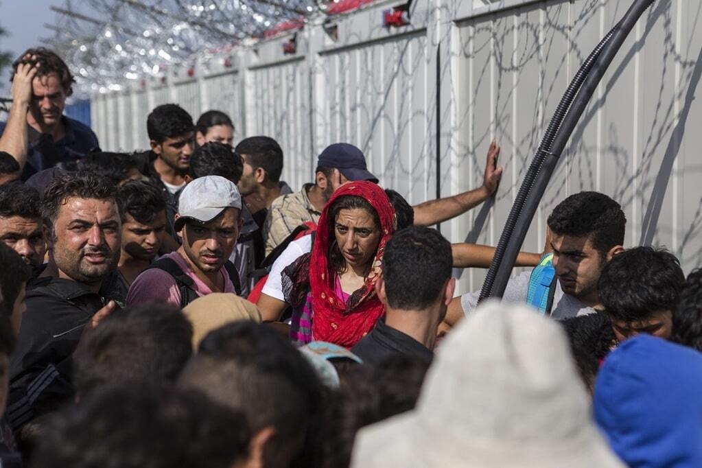 Біженці безуспішно штурмують кордони Угорщини: фоторепортаж