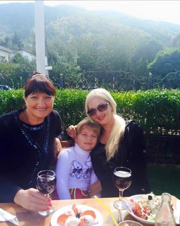 Бужинская вывезла дочь из Крыма в Болгарию