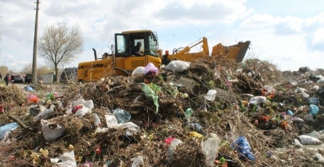 С крупнейшего кладбища Украины убрали многотонную мусорную свалку