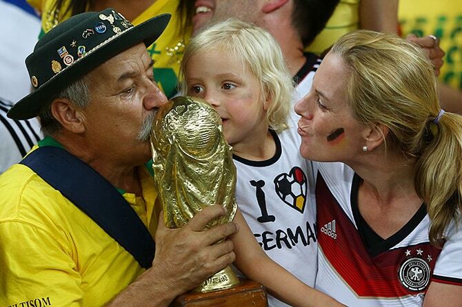 Дедушка с кубком: умер самый знаменитый болельщик сборной Бразилии