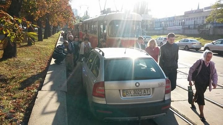 У Києві автохам заблокував рух трамваїв на Подолі: фотофакт
