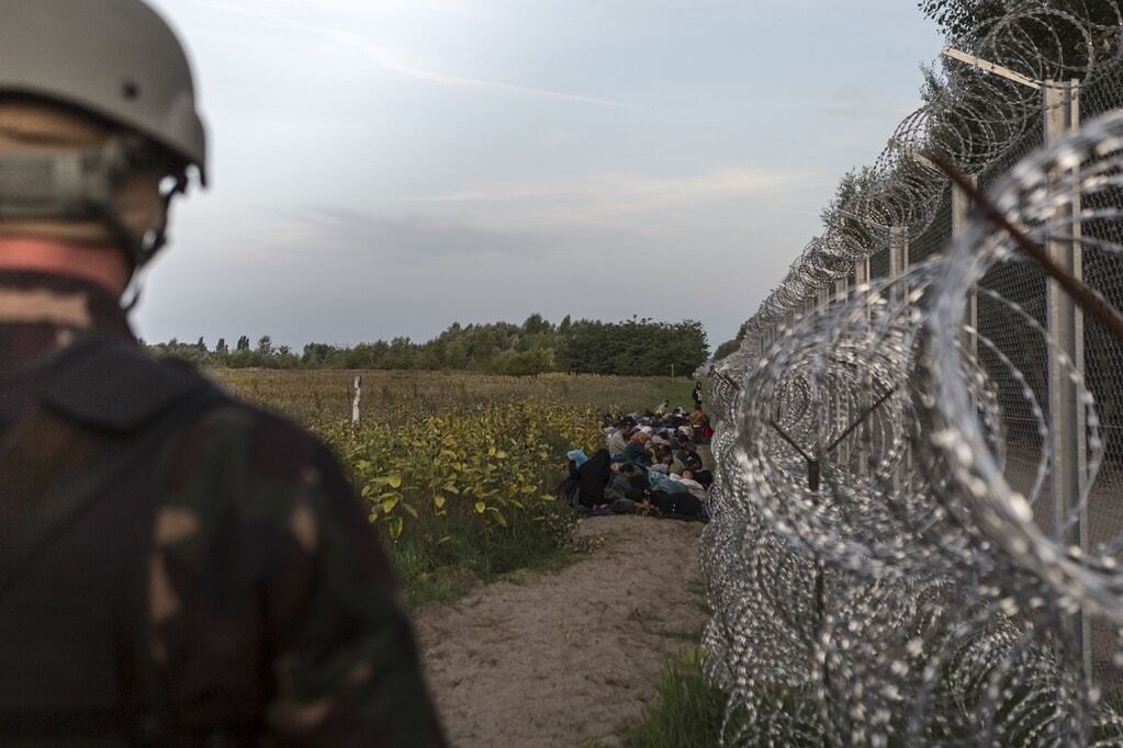 Біженці безуспішно штурмують кордони Угорщини: фоторепортаж