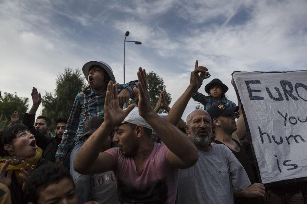 Беженцы безуспешно штурмуют границы Венгрии: фоторепортаж