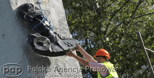 В Польше снесли памятник советскому генералу: фотофакт