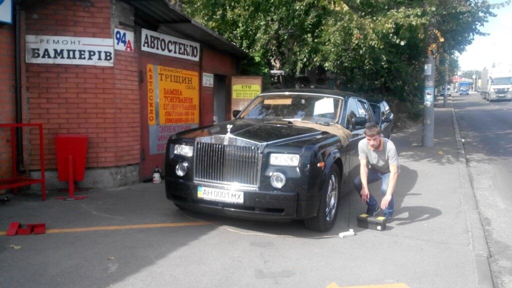 Криза дійшла і до олігархів: Rolls Royce ремонтують в гаражах