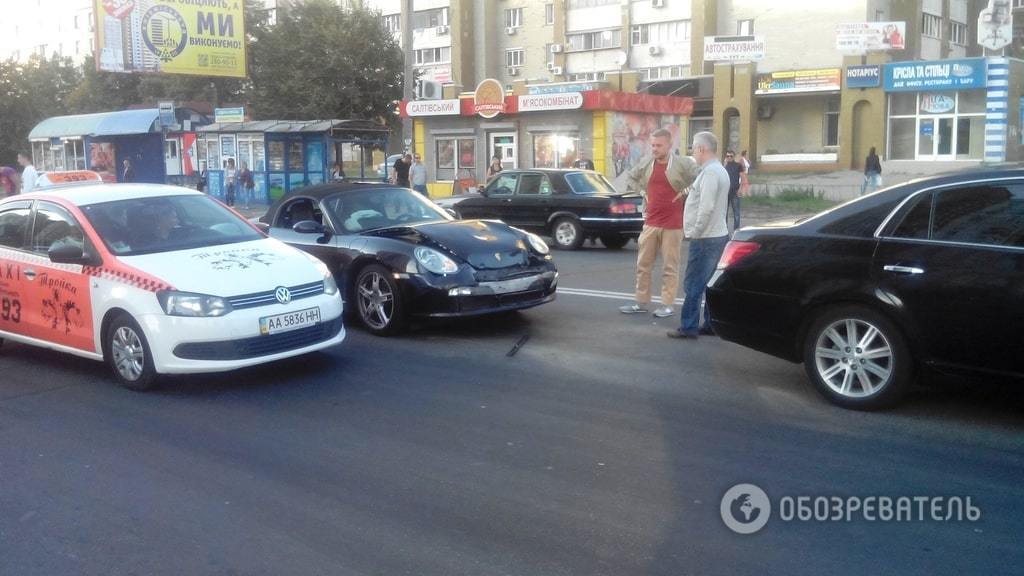 В Киеве Porsche "влетел"в Toyota: фото с места ДТП