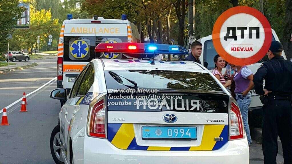 В Киеве водитель умер за рулем микроавтобуса: фото с места ЧП