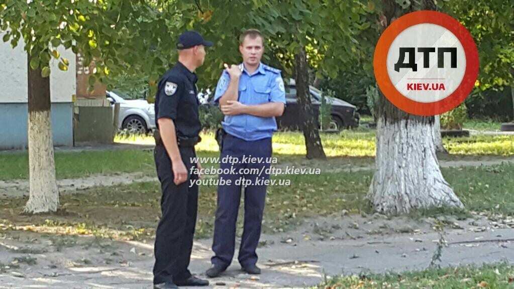 В Киеве водитель умер за рулем микроавтобуса: фото с места ЧП