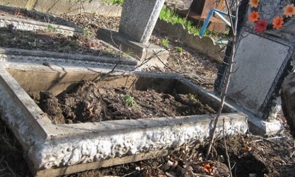 На Донеччині вандали зруйнували 11 могил: опубліковані фото