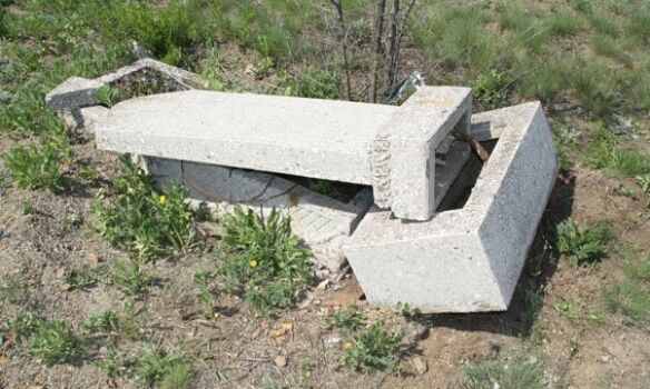 На Донеччині вандали зруйнували 11 могил: опубліковані фото