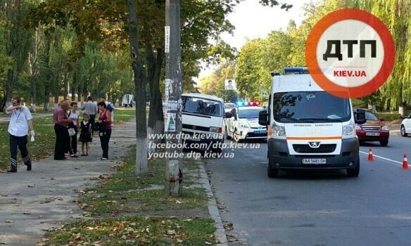 У Києві водій помер за кермом мікроавтобуса: фото з місця НС