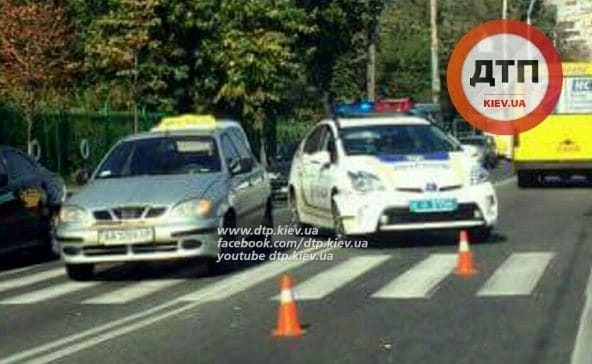 В Киеве очередное ДТП с полицией: Prius врезался в такси. Фото аварии