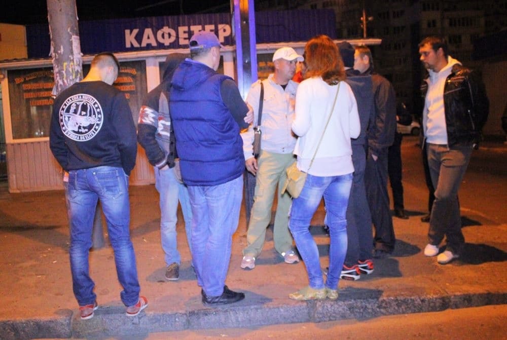 У Києві "тітушки" не давали демонтувати МАФ: опубліковані фото