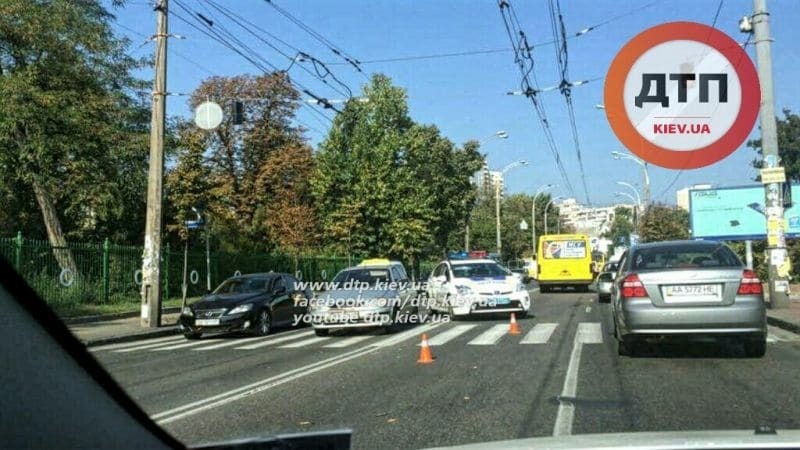 В Киеве очередное ДТП с полицией: Prius врезался в такси. Фото аварии