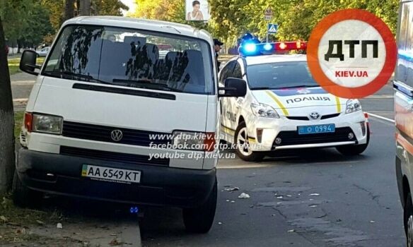 В Киеве водитель умер за рулем микроавтобуса: фото с места ЧП