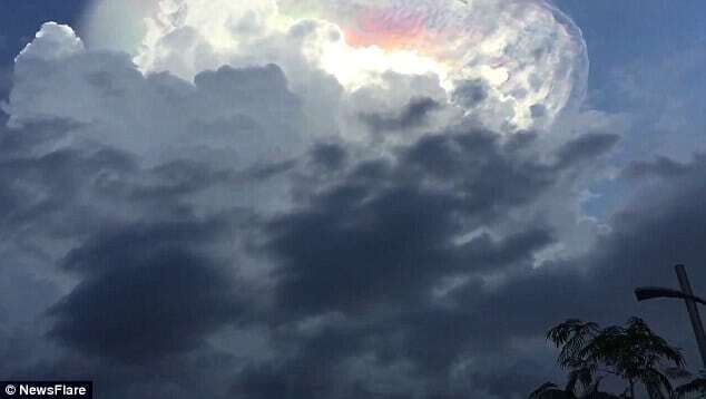 У небі над Коста-Рікою з'явився "знак Божий": шокуючі фото