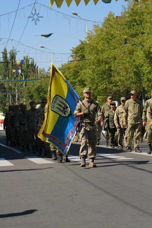 В Мариуполе бойцы АТО приняли участие в параде вышиванок: опубликованы фото