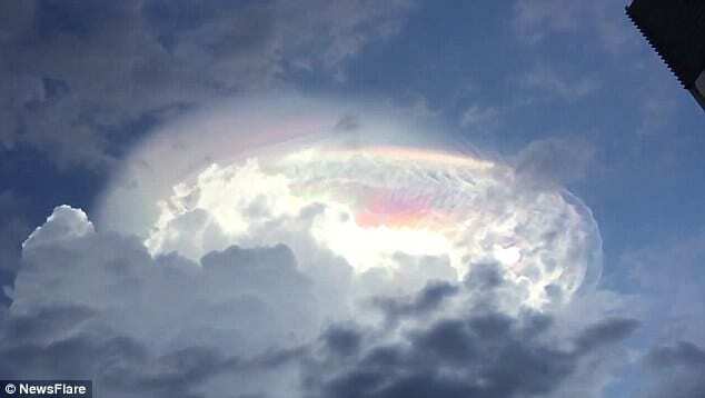 У небі над Коста-Рікою з'явився "знак Божий": шокуючі фото