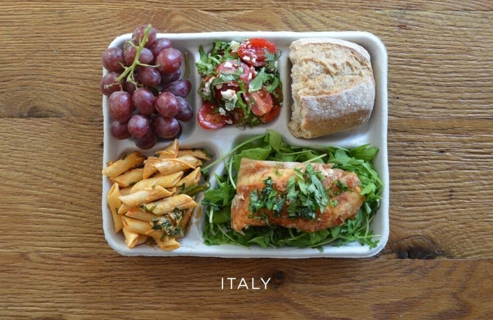 Как выглядят школьные обеды в разных уголках мира