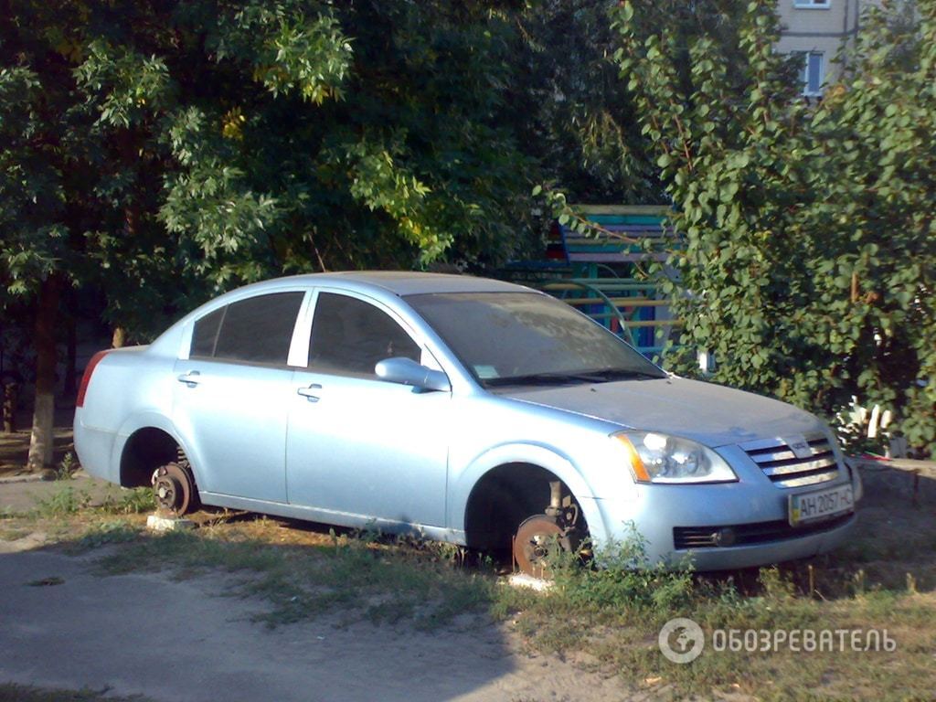 Киевские воры массово "разувают" автомобили: фотофакт