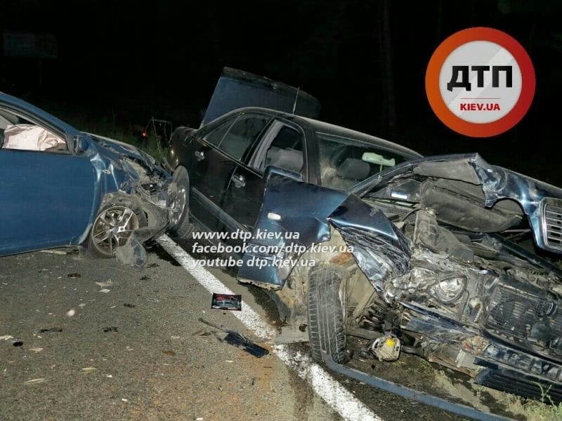 Под Киевом разбились три автомобиля на Варшавской трассе: фото ДТП