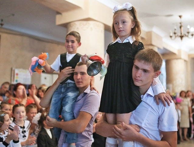 На День знаний в Донецке от детей требовали писать письма Путину и Меркель
