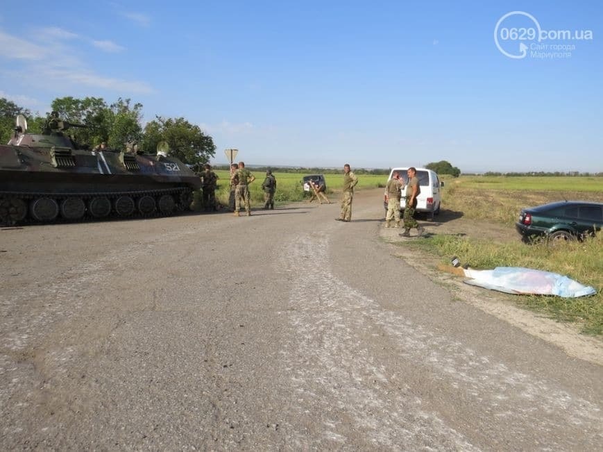 Під Маріуполем військовий тягач зіткнувся з авто, є загиблий і поранений: фотофакт