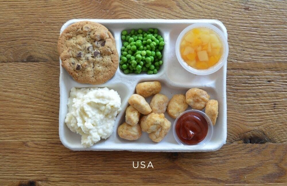 Как выглядят школьные обеды в разных уголках мира