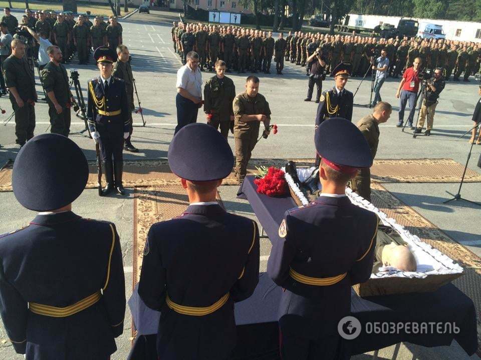 У Нових Петрівцях розпочалося прощання з першим нацгвардійцем, який загинув під Радою 