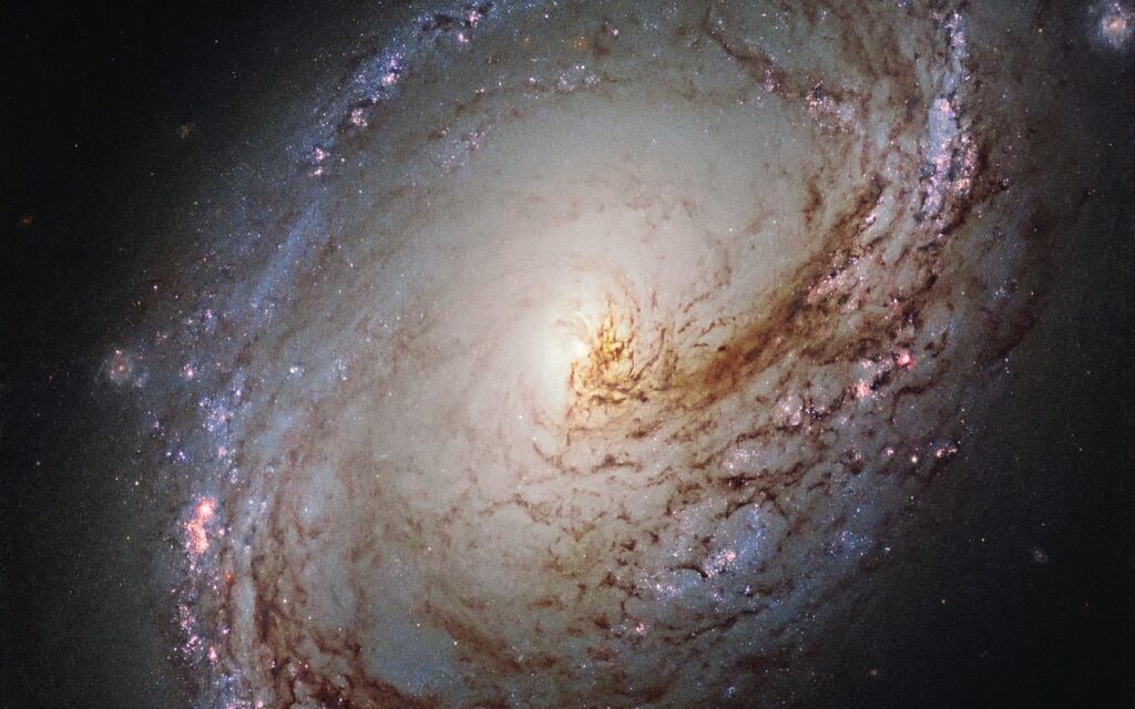 NASA показало галактический водоворот "глазами" Hubble