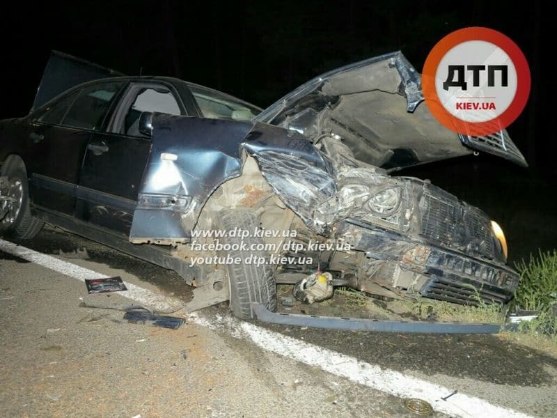 Под Киевом разбились три автомобиля на Варшавской трассе: фото ДТП