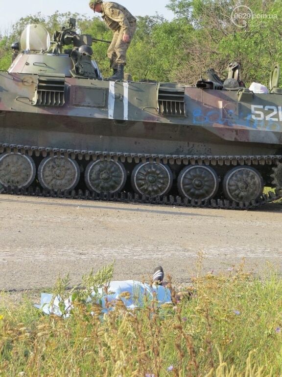 Под Мариуполем военный тягач столкнулся с авто, есть жертвы: фотофакт