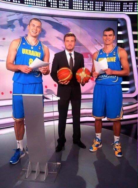 Капитан украинской сборной по баскетболу получил от ведущей "1+1" арбуз