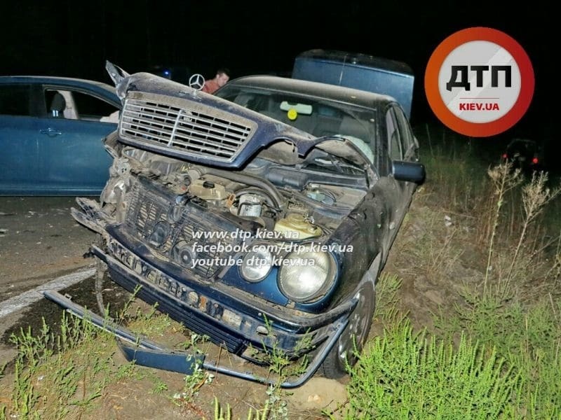 Под Киевом разбились три автомобиля на Варшавской трассе: фото ДТП